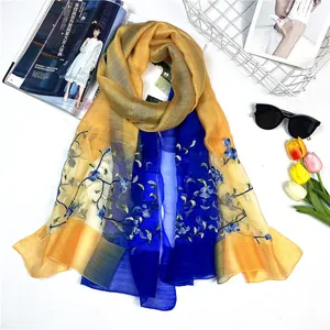 Sciarpa di seta da donna con sfumature dal dorato al blu e ricami floreali eleganti