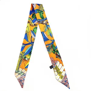 Foulard twilly en soie orange pour femme avec motifs d'oiseaux tropicaux et feuillage