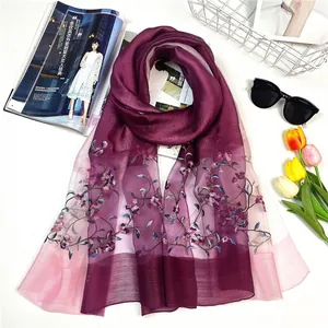 Elegante sciarpa in seta e lana viola e rosa con raffinati ricami floreali da donna