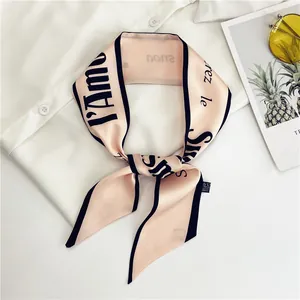 Pañuelo de seda rosa con estampado de letras francesas y borde negro decorativo