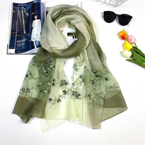 Eleganter Seidenwollschal mit grünem Farbverlauf und exquisiter floraler Blattbestickung