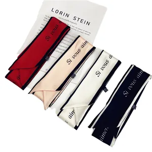 Elegantes pañuelos finos de seda en rojo, beige, blanco y negro con letras francesas