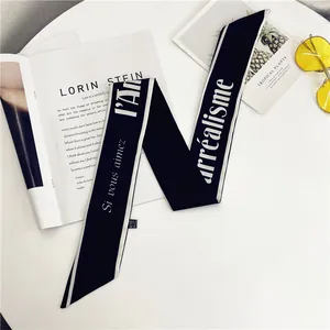 Pañuelo Twilly clásico en blanco y negro con tipografía francesa y borde elegante