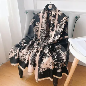 Détail d'une écharpe à motif Toile de Jouy française avec des bords à franges