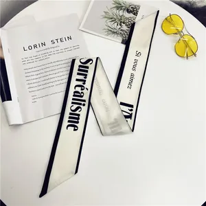 Pañuelo estrecho crema elegante con estampado de texto negro y diseño de borde