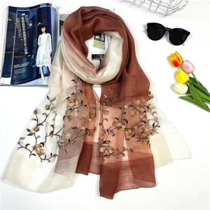 Seiden-Woll-Schal mit Farbverlauf in Kaffeebraun und Beige mit Blumenstickerei