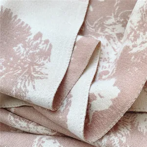 Gros plan sur l'écharpe élégante en imitation cachemire avec motifs floraux et texture douce