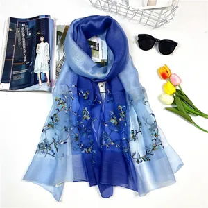 Seidenschal mit blauem Farbverlauf, feiner Blumenstickerei und leichter Textur