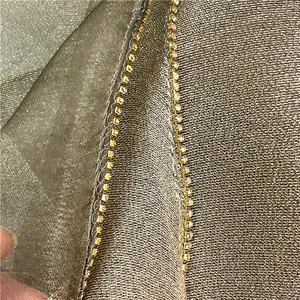 Macro di sciarpa in rete dorata glitterata con rifinitura di strass quadrati lucidi