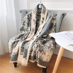 Écharpe élégante style cachemire avec motif feuilles de palmier gris et blanc et franges