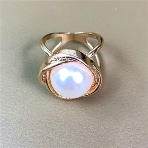 Elegante anello placcato in oro con design a croce cava e una grande perla bianca
