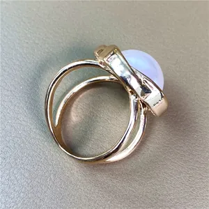 Anello dorato elegante con grande pietra lavanda su fascia traforata a doppio gambo