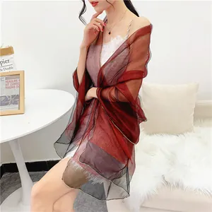 Elegante scialle da donna in seta e lana rosso vino con strass e bordi arrotolati dorati