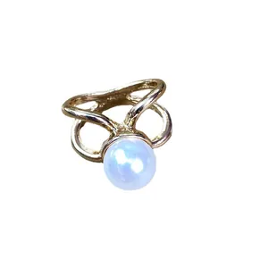 Anello moderno in lega placcata oro con croce scavata e una grande perla bianca elegante