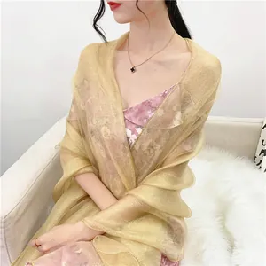 Elegante scialle in seta e lana dorata con strass scintillanti per donna