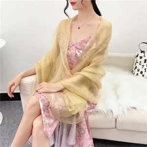 Elegante scialle in seta e lana dorata con strass scintillanti per moda femminile