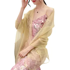 Elegante scialle in seta e lana color oro champagne con strass lucidi da donna