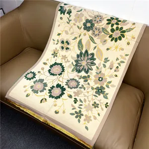 Détail d'une écharpe d'hiver bohème avec jacquard floral vintage et franges dorées