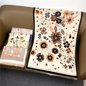 Détail d'une écharpe d'hiver bohème avec motifs floraux vintage et bords à franges