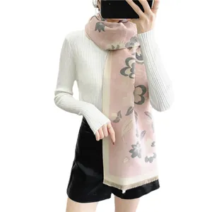 Écharpe d'hiver bohème à fleurs en faux cachemire rose avec bordures à franges douces