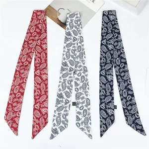 Trois foulards en soie étroits à motif paisley en rouge, bleu et marine avec bords en biais