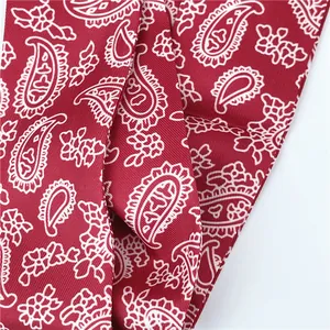 Macro de foulard en soie rouge à motif paisley montrant le tissage sergé de qualité
