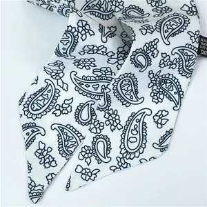 Gros plan d'un foulard en soie à motif paisley noir et blanc avec coupe oblique