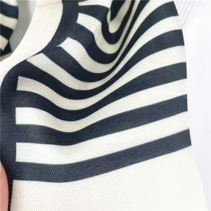 Vue détaillée de la texture en sergé de soie à rayures noires et blanches avec ourlet net