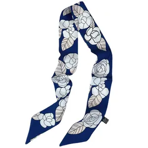 Pañuelo estrecho de seda azul marino con estampado de camelia para decorar camisas