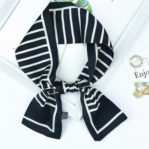Élégant foulard étroit en soie à rayures noires et blanches et ruban sur cadre blanc