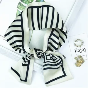 Foulard étroit en soie rayé crème et noir avec motifs géométriques et nœud élégant