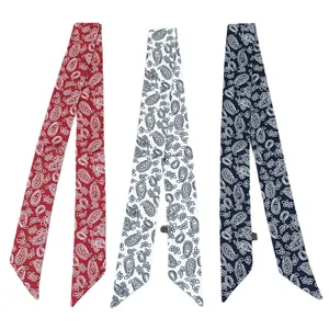 Trois écharpes bohèmes à motif paisley rouge, blanc et bleu marine à bouts pointus