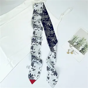 Détail d'un foulard étroit à fleurs sur un caraco avec motifs recto-verso et pointes rouges
