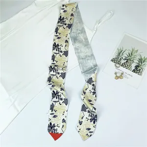 Foulard étroit en satin à imprimé floral avec bout rouge contrasté pour femme