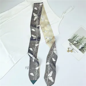 Foulard étroit bicolore à motifs papillons et pois sur débardeur en satin
