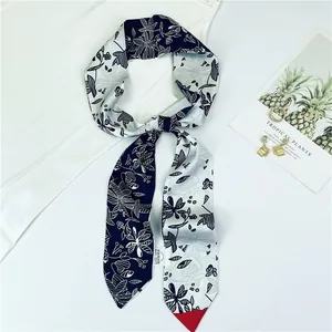 Foulard long en soie à fleurs noir et blanc avec touche de rouge et décor nordique
