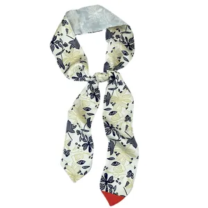 Foulard étroit en soie aux fleurs bleu marine et or avec pointes rouges pour femme