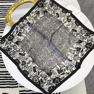 Elegante zwart-witte zijden vierkante sjaal met bloemenpatroon en tweed-textuur