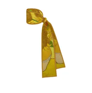 Künstlerischer Twilly-Schal mit Van-Gogh-Sonnenblumen aus Satin in kräftigem Gelb für Damen
