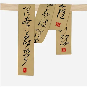 Vue détaillée d'un foulard en soie avec calligraphie chinoise et texture vintage