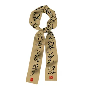 Foulard en soie vintage avec calligraphie noire et sceau rouge sur fond doré champagne