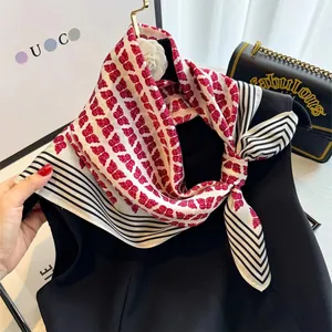 Foulard élégant en soie avec imprimés papillons rouges et bordures rayées noir et blanc
