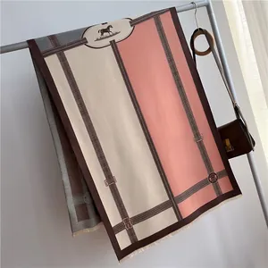 Elegante sjaal met kleurblokken, paardenprint en franjes in roze en beige tinten