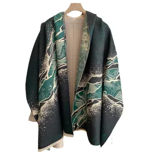 Elegante scialle pashmina verde con motivo a onde di montagna e bordi con frange