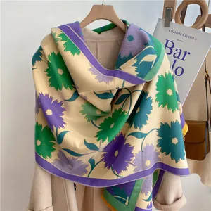 Détail du châle en cachemire à fleurs montrant le tissu épais et les coutures violettes