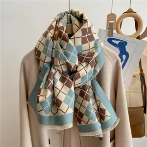 Détail de l'écharpe à losanges avec bords à franges douces et texture en cachemire