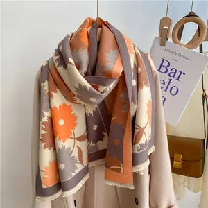 Détail de l'écharpe pashmina tournesol à franges avec un manteau en laine beige