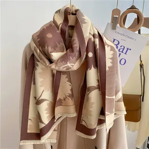 Écharpe d'hiver épaisse toucher cachemire motif tournesols et franges sur manteau en laine