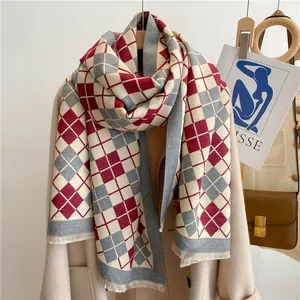 Écharpe d'hiver à carreaux Argyle rouge et gris avec franges sur un manteau beige