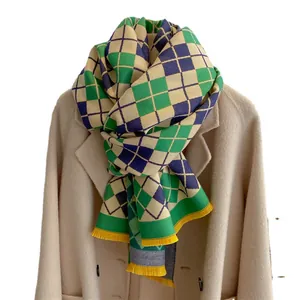 Écharpe à carreaux Argyle avec glands jaunes sur un manteau beige pour la mode d'hiver
